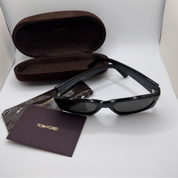 Tom Ford - sunglasses with case - Like New - never worn - 53-19-145 - Picture 8 of 15